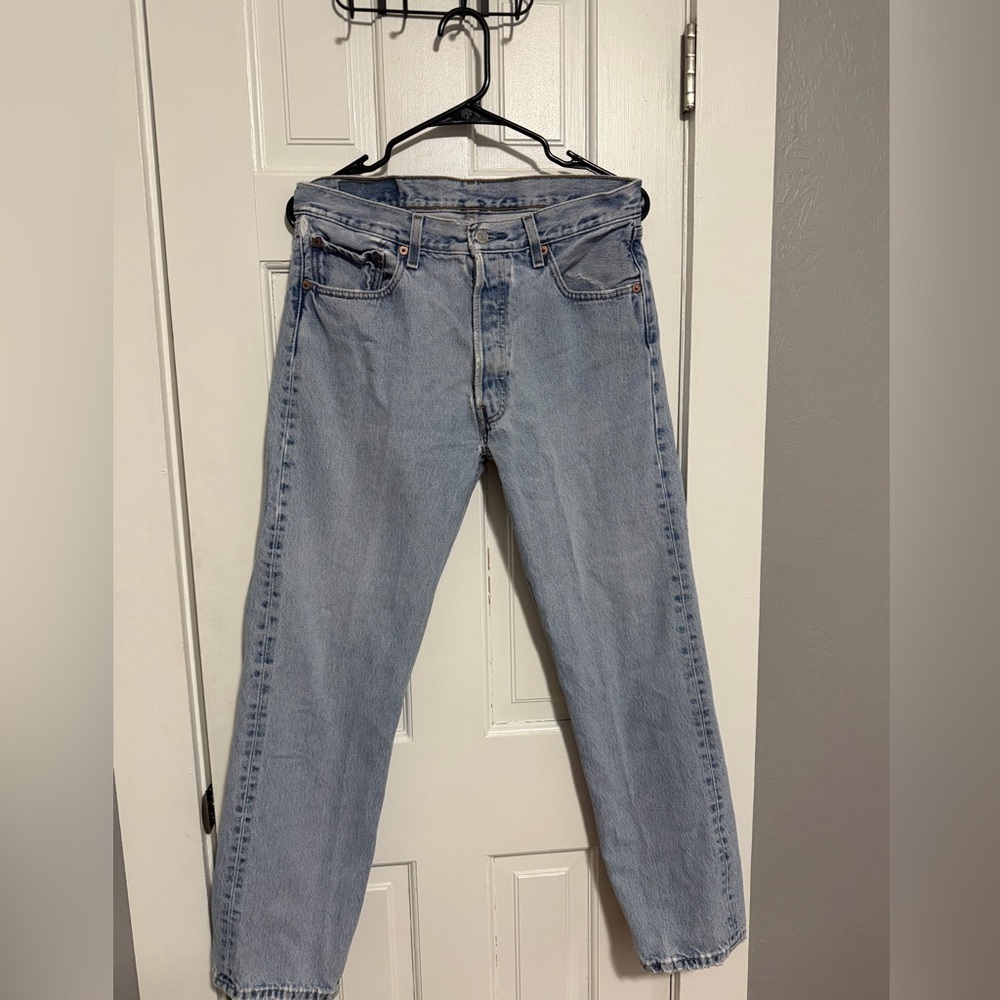 VTG Levi’s 501 Ribcage Jeans Size 33 x 30. Perfectly distressed light wash.